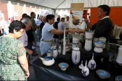 Miles de personas pasaron ayer por la Feria de la Cerámica, que ha tenido una gran acogida