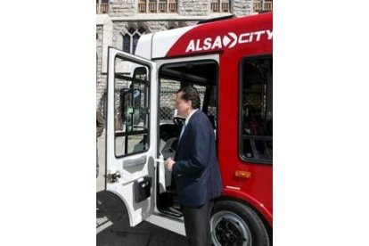 El alcalde probó el autobús, que se abrirá para los ciudadanos el lunes