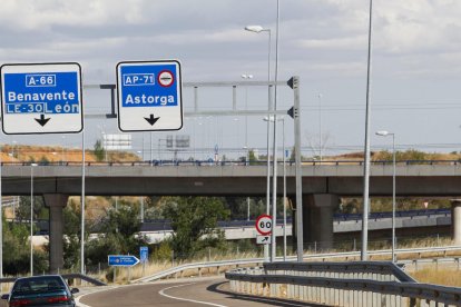 Uno de los ramales de acceso a la autopista de León a Astorga. ARCHIVO