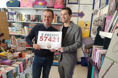 Jiame Lozano, con el cartel del quinto premio. P. I.