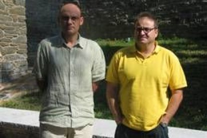 Javier Rodríguez, director del curso, con Daniel Álvarez en Villablino