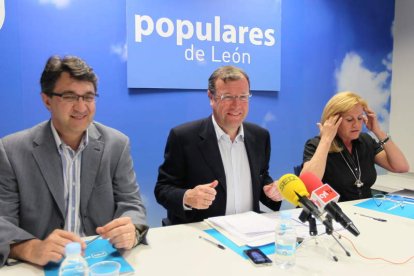 Juan Martínez Majo, Antonio Silván y Mar González, ayer, en la sede del PP de León.