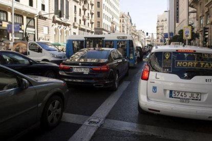 Atasco en la Gran Vía de Madrid.