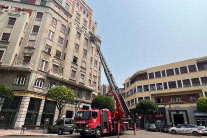 Efetivos de los Bomberos de León en el lugar en el que se produjo el desprendimiento. S. V. P.