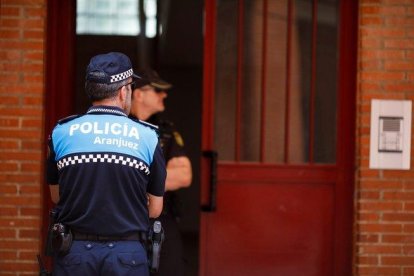 Policías custodian la vivienda de Aranjuez donde se produjo el tiroteo.