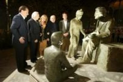 Mario Amilivia, Odón Alonso, Inés Prada, Muñoz Alique y Javier García Prieto, junto a la estatua