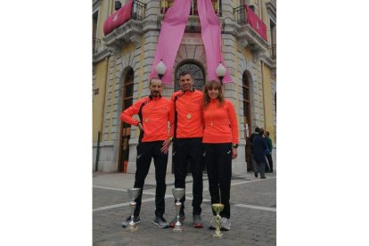 Pablo Villa se apuntó el triunfo en la Media Maratón bañezana en la que también fueron protagonistas otros atletas como Vázquez y Serrano. FERNANDO/SARSERSER/GASPAR LUNA