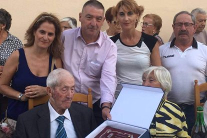 El homenajeado recibió una placa de su municipio. DL