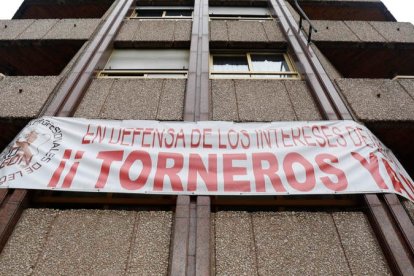 Pancarta de los Colegios Profesionales de León a favor de Torneros. FERNANDO OTERO