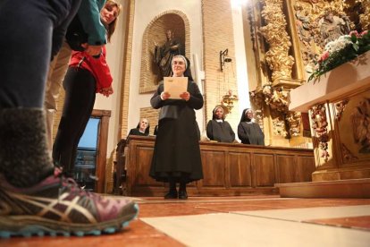 La abadesa, sor Anunciación, imparte la bendición peregrina, tradición del monasterio de Santa Cruz de las Madres Benedictinas de Sahagún.