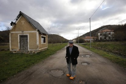 La Ercina, partido por la vía del tren, desde el antiguo lavadero de carbón, edificio reutilizado como casa consistorial.