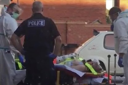 Los servicios médicos evacúan a uno de los afectados por el agente químico, en Salisbury.