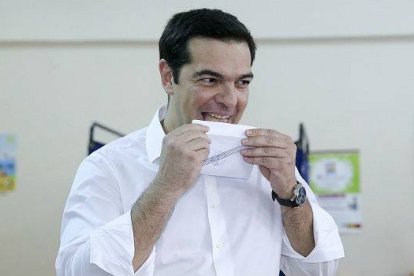 Alexis Tsipras ha madrugado para votar en el referéndum de Grecia.