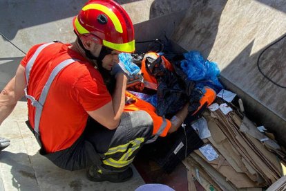 El hombre tuvo que ser rescatado por los bomberos. BOMBEROS DE LEÓN