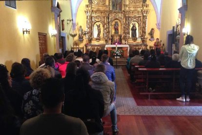 La familia Larralde, durante el acto religioso de ayer