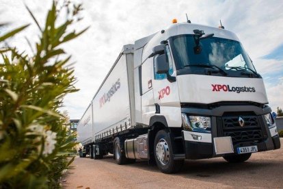 Un megacamión de XPO Logistics.