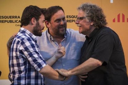 Los diputados de ERC en el Congreso, Joan Tardà y Gabriel Rufián, junto al presidente del partido, Oriol Junqueras.