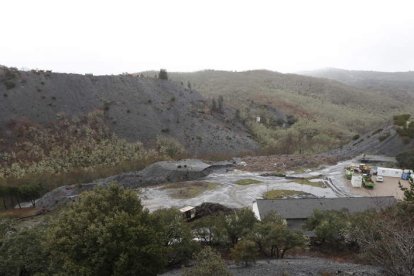 Vista de las antiguas explotaciones de carbón de Torre del Bierzo, ahora en un proceso de eliminación de las escombreras. L. DE LA MATA