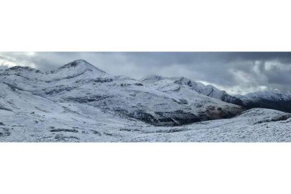 Imagen de los montes del pueblo de La Cueta, ayer cubiertos con nieve. FACEBOOK DE EMILIO MANUEL MARTÍNEZ