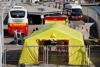 Vista general del dispositivo de control epidemiológico para el control de los 118 estudiantes que han llegado este jueves en ferry al puerto de València tras ser confinados en un hotel de Mallorca por el macrobrote detectado en la isla. EFE/Ana Escobar