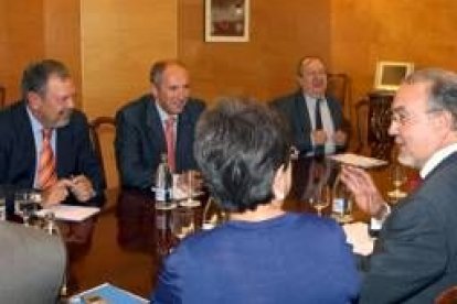 El vicepresidente del Gobierno Pedro Solbes se reunió ayer con el PNV para negociar los presupuestos