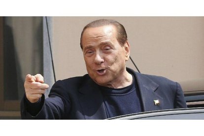 Berlusconi, a las puertas de la residencia donde ha hecho sus trabajos comunitarios.