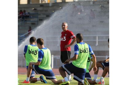 El equipo ponferradino está evolucionando bien en la línea defensiva.