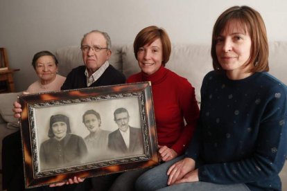 Genara Fernández García, fusilada en León el 4 de abril de 1941, en la foto con su padre, Higinio, y su madre, Quiteria. El retrato lo sostiene la familia de esta maestra de Cirujales, conocida como La Pasionaria, que fue condenada a muerte por rebelión.