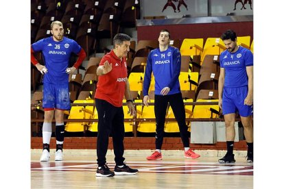 Manolo Cadenas en un entrenamiento del Ademar. MARCIANO PÉREZ