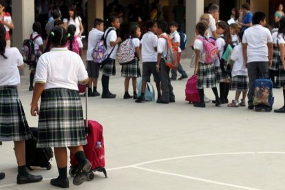 Un grupo de alumnos a la entrada de su colegio el primer día de clase. TONI ALBIR