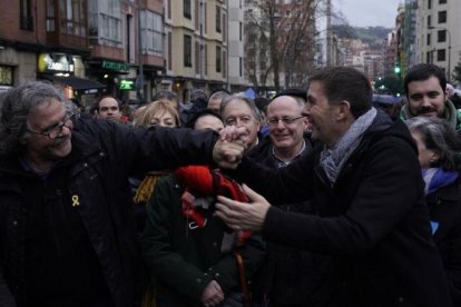 El portavoz de ERC en el Congreso, Joan Tardà, saluda al líder de Bildu, Arnaldo Otegi, en una manifestación el pasado 12 de enero.