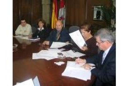 Juan Elicio Fierro, ayer en la reunión con los portavoces de Valdecañada