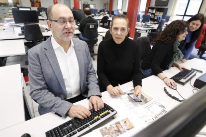 Teodoro Martínez Sánchez, alcalde de Villadangos del Páramo, en el Encuentro Digital en el Diario de León junto a Susana Vergara Pedreira, redactora jefa de la Edición Digital. RAMIRO