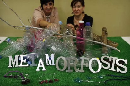 Con el plástico como base, cinco mujeres ligadas al Ciami de Villaquilambre han encontrado una actividad laboral, moldeando las botellas recicladas para crear bisutería con figuras de animales y flores. Su profesora es maestra de esmaltes y les enseñó téc