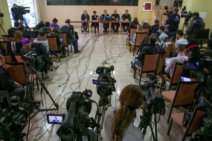 El delegado del Gobierno en Andalucía, Alfonso Rodríguez Gómez de Celis (c), acompañado por el director del Consorcio Provincial de Bomberos, Fernado Delgado; la delegada del Gobierno central en Málaga, María Gámez, el general del Guardia Civil Manuel Con