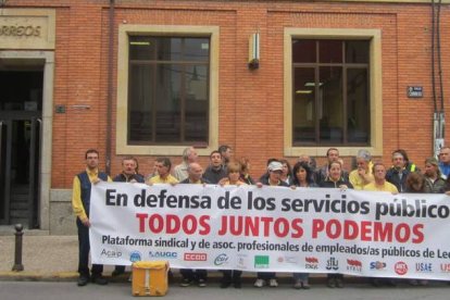 Los trabajadores muestran su disconformidad con los recortes en la empresa pública.