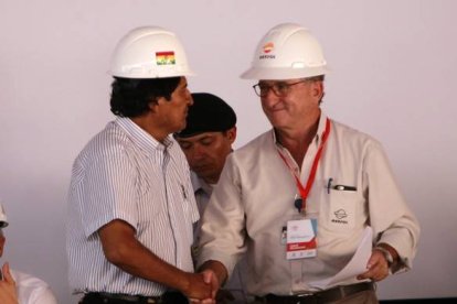 El presidente de Bolivia, Evo Morales, estrecha la mano la presidente de Repsol, Antoni Brufau, el viernes en Campo Margarita.