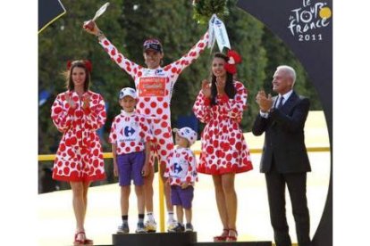 El español Samuel Sánchez celebra junto a sus hijos el triunfo en la clasificación de la montaña.