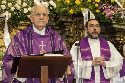 Manuel Fláker (a la derecha) junto al obispo en el multitudinario entierro de don Enrique, el párroco del Mercado.