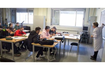 Alumnos del Centro Integrado de FP Tecnológico Industrial, donde se ha liberado a un profesor como prospector. FERNANDO OTERO PERANDONES