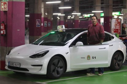 Álvaro Cubero, con su Model C recién matriculado, ayer en plena carga en el aparcamiento del centro comercial El Rosal. L. DE LA MATA