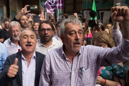 Josep Maria Àlvarez y Rafael Espartero, secretario de organización de la UGT, y Camil Ros (detrás) este domingo, en Barcelona.