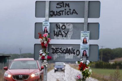 Pintadas en la localidad vallisoletana de Traspinedo para pedir justicia y para apoyar a la familia de Esther López. NACHO GALLEGO