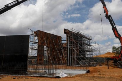 Obras del ramal ferroviario del polígono industrial de Villadangos del Páramo. FERNANDO OTERO