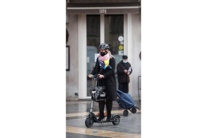 Una mujer se desplaza en un patinete eléctrico. JESÚS F. SALVADORES