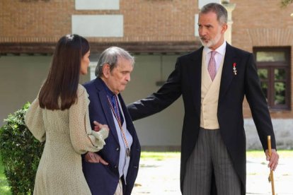 El rey Felipe VI y la reina Letizia, junto al PRemio Cervantes. BALLESTEROS