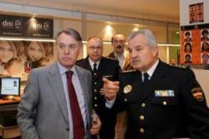 Francisco Álvarez, Andrés Cadenas (en el centro) y Ángel Miñambres, en la presentación de ayer