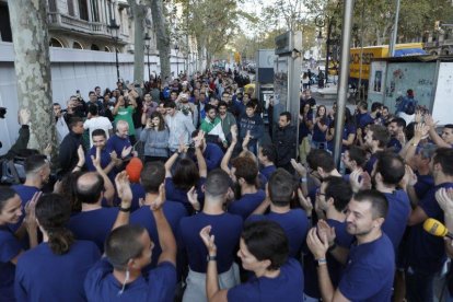 Cola ante la tienda de Apple en el paseo de Gràcia para adquirir los nuevos iPhone 7 y iPhone 7 Plus, en septiembre, en Barcelona.