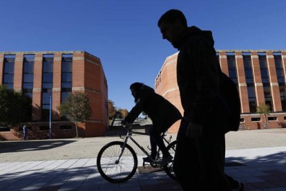 Los jóvenes exponen sus ideas sobre la inclusión de contenidos medioambientales en los currículos formativos.  jesús f. salvadores