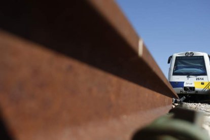 Un tren en la estación central de Feve, en el apeadero de La Asunción. FERNANDO OTERO